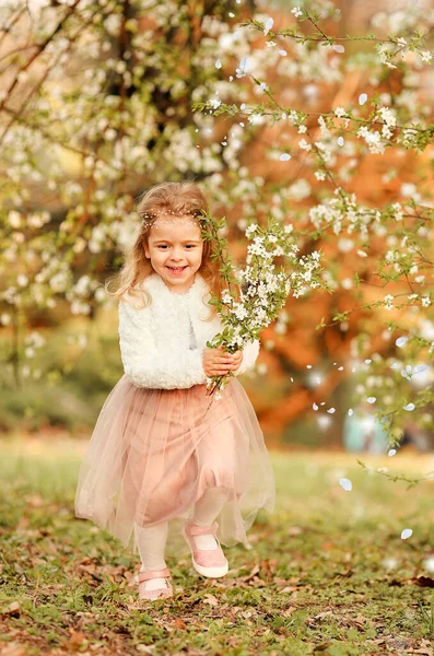 Piękny Cute Little Girl Śmieje Się Bawi Latającej Spódnicy Nagie — Zdjęcie stockowe