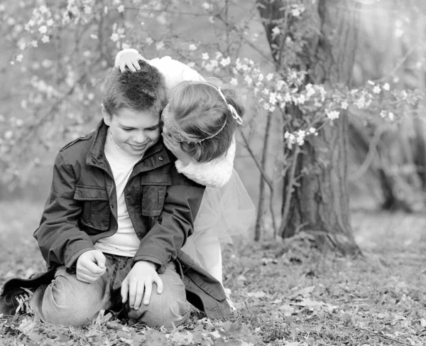 Conceptul Familie Fericit Fratele Mai Mare Vesel Sora Mai Mică — Fotografie, imagine de stoc