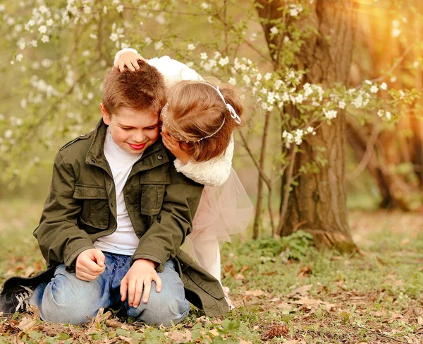 Nativo Alegre Hermano Mayor Hermana Pequeña Divierten Parque Primavera Donde — Foto de Stock