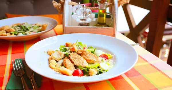 Caesarsallad Med Krutonger Vaktelägg Körsbärstomater Och Grillad Kyckling Vit Tallrik — Stockfoto