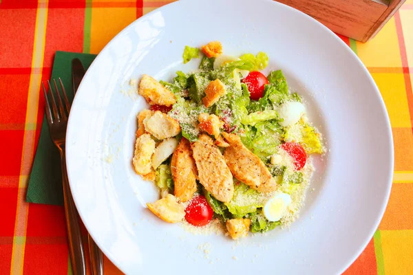 Salată Cezar Crutoane Ouă Prepeliță Roșii Cherry Pui Grătar Într — Fotografie, imagine de stoc
