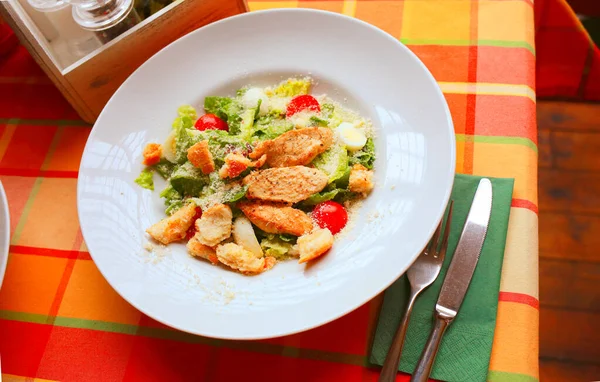 Caesarsallad Med Krutonger Vaktelägg Körsbärstomater Och Grillad Kyckling Vit Tallrik — Stockfoto