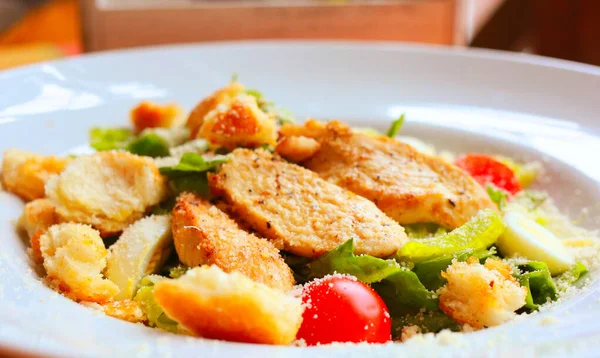 Salada Caesar Com Croutons Ovos Codorna Tomate Cereja Frango Grelhado — Fotografia de Stock