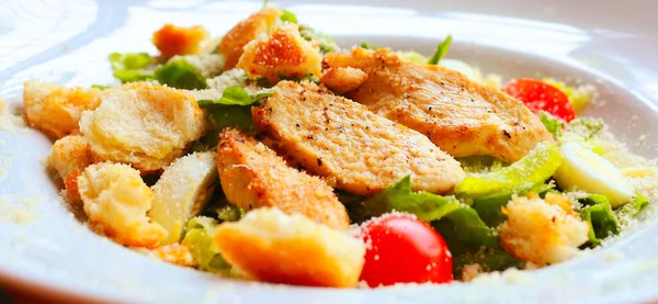 Salada Caesar Com Croutons Ovos Codorna Tomate Cereja Frango Grelhado — Fotografia de Stock