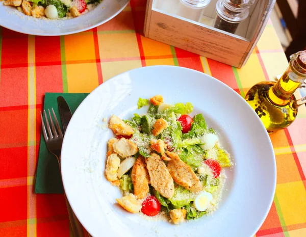 Salada Caesar Com Croutons Ovos Codorna Tomate Cereja Frango Grelhado — Fotografia de Stock