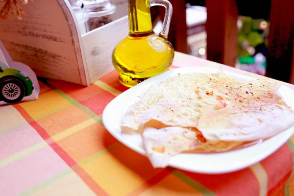 Appetizing Pão Pita Quente Prato Branco Servido Com Azeite Café — Fotografia de Stock
