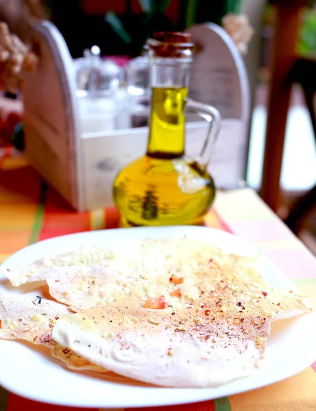 Appetizing Pão Pita Quente Prato Branco Servido Com Azeite Café — Fotografia de Stock