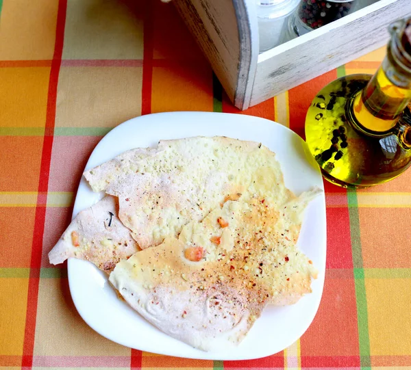 Appetizing Pão Pita Quente Prato Branco Servido Com Azeite Café — Fotografia de Stock