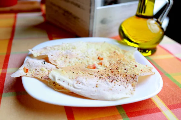 Appetizing Pão Pita Quente Prato Branco Servido Com Azeite Café — Fotografia de Stock