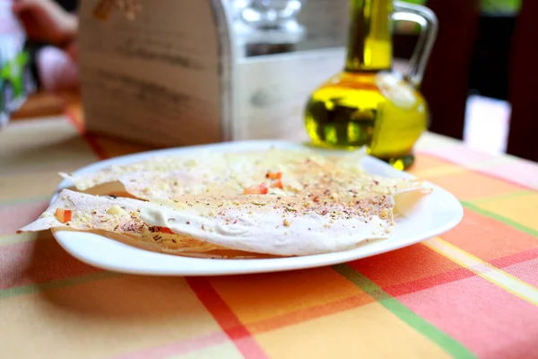 Appetizing Pão Pita Quente Prato Branco Servido Com Azeite Café — Fotografia de Stock