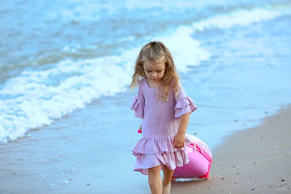 Riposati Viaggia Bella Bambina Caucasica Sul Mare Costa Blu Abito — Foto Stock