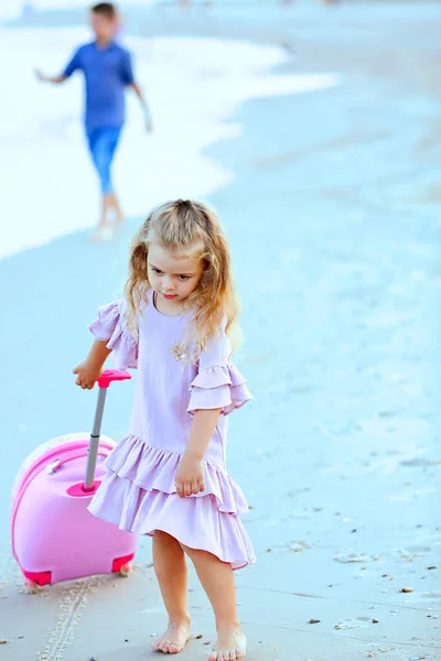 Descansa Viaja Hermosa Niña Caucásica Costa Azul Marino Vestido Color — Foto de Stock