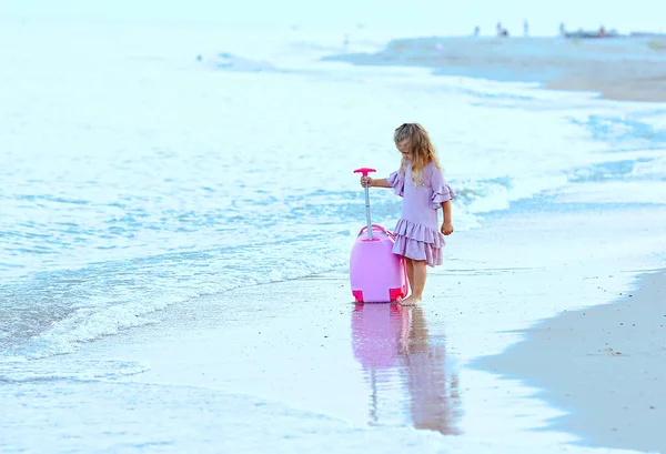 Rust Uit Reis Mooi Klein Blank Meisje Aan Zee Blauwe — Stockfoto