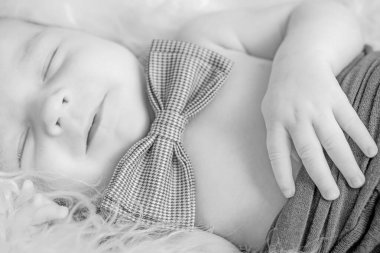 Siyah beyaz bir portre, makro çekim. Annesi ve bebeği. Mutlu aile kavramı. Anneliğin güzel kavramsal görüntüsü. 