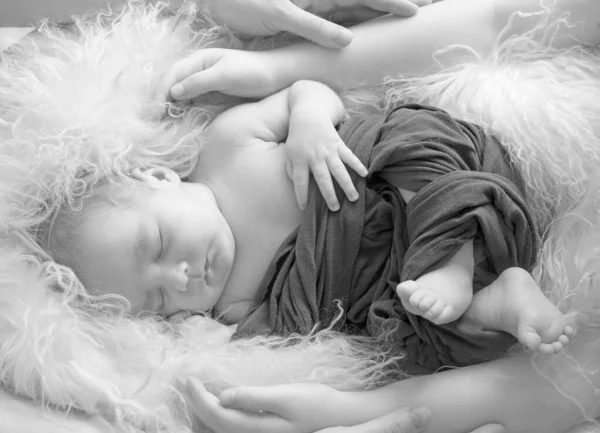 一张白纸黑字的照片 新生的小男孩在家人的簇拥着下睡觉 爸爸妈妈的手拥抱着一个新生的孩子 慈爱的父母 盼望已久的孩子 幸福家庭的概念 — 图库照片