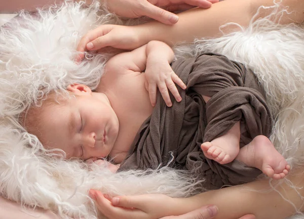 Niño Recién Nacido Que Duerme Rodeado Familia Manos Mamá Papá —  Fotos de Stock