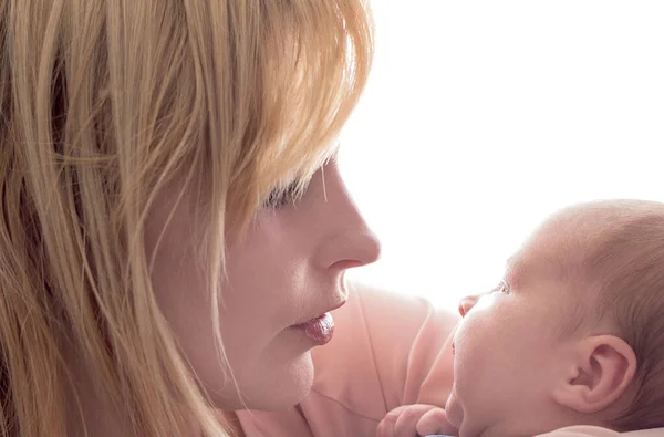 Liebevolle Mutter Hält Ihr Neugeborenes Baby Auf Dem Arm Niedliches — Stockfoto