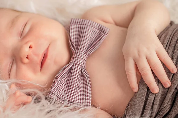 Retrato Bebé Recém Nascido Giro Adormecido Minúsculo Mãe Bebé Conceito — Fotografia de Stock