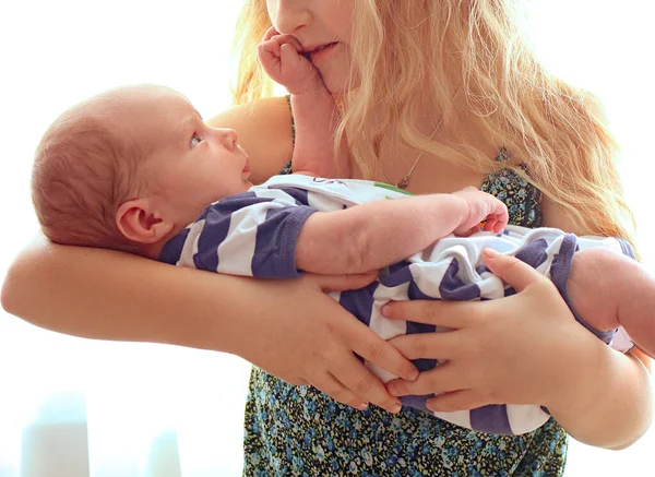 Liefdevolle Oudere Zus Blonde Lieverd Aanraken Zacht Houdt Haar Pasgeboren — Stockfoto
