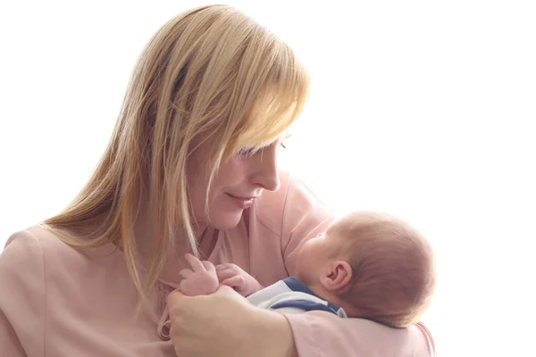 Liefdevolle Moeder Houdt Haar Pasgeboren Baby Haar Armen Schattige Kleine — Stockfoto