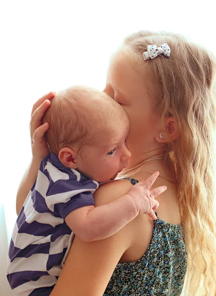 Liefdevolle Oudere Zus Blonde Lieverd Aanraken Zacht Houdt Haar Pasgeboren — Stockfoto