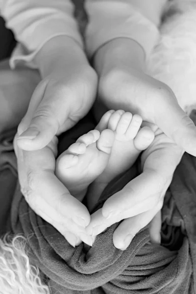Yeni Doğmuş Bir Bebeğin Bebek Bacakları Annelerin Ellerinde Siyah Beyaz — Stok fotoğraf