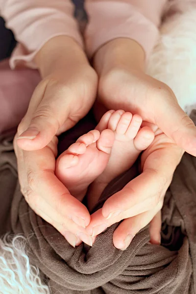 Nogi Noworodka Rękach Mamy Strzał Makro Mama Jej Dziecko Macierzyństwo — Zdjęcie stockowe