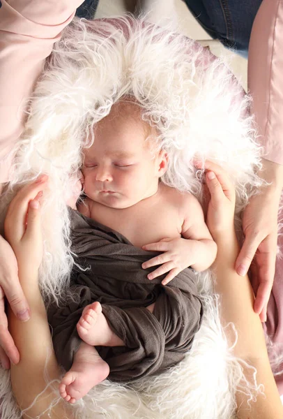 Niño Recién Nacido Que Duerme Rodeado Familia Manos Mamá Papá —  Fotos de Stock