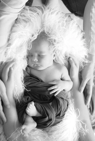 Czarno Białe Zdjęcie Noworodka Śpiącego Otoczeniu Rodziny Ręce Mamy Taty — Zdjęcie stockowe