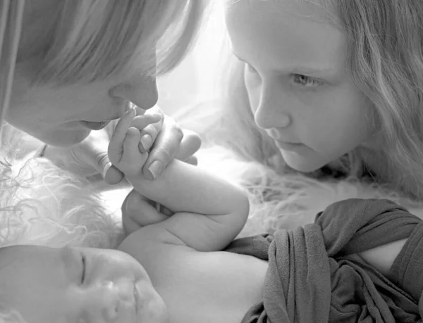 Любящая Мама Старшая Сестра Держат Ручку Новорожденного Мальчика Целуют Симпатичного — стоковое фото