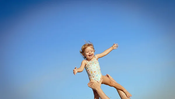 Gelukkig Meisje Een Badpak Vliegt Lucht Vader Kotst Zijn Dochter — Stockfoto