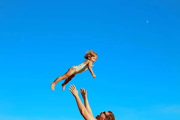 Ein Fröhliches Kleines Mädchen Badeanzug Fliegt Den Himmel Papa Wirft — Stockfoto