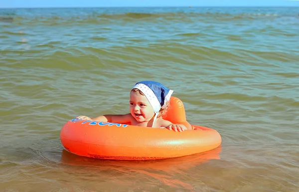 Schattig Klein Blank Meisje Een Zon Omslagdoek Haar Hoofd Drijft — Stockfoto