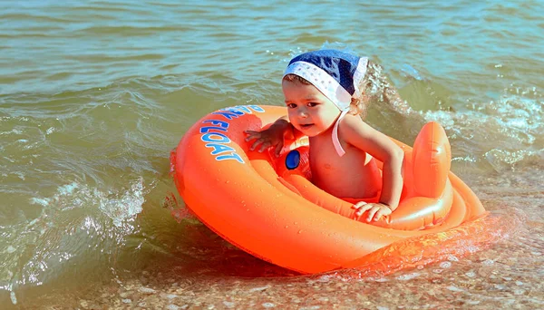 Schattig Klein Blank Meisje Een Zon Omslagdoek Haar Hoofd Drijft — Stockfoto