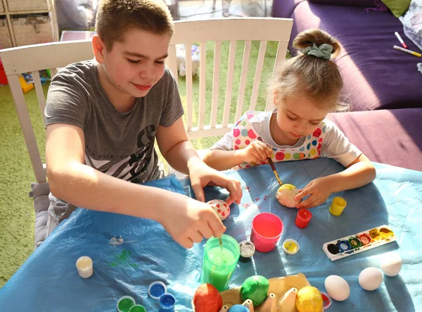 Leuke Kinderen Met Een Penseel Voor Het Schilderen Van Gezouten — Stockfoto