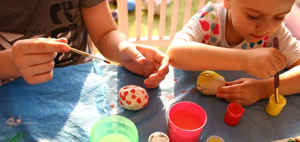 Leuke Kinderen Met Een Penseel Voor Het Schilderen Van Gezouten — Stockfoto