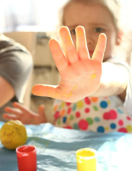 Kinderen Handen Jongen Meisje Verf Broer Zus Trekken Thuis Creatief — Stockfoto