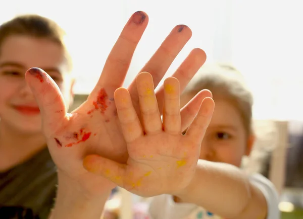 Kinderen Handen Jongen Meisje Verf Broer Zus Trekken Thuis Creatief — Stockfoto