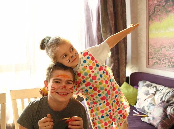 Grappige Kinderen Met Besmeurde Gezichten Die Zich Thuis Keuken Vermaken — Stockfoto