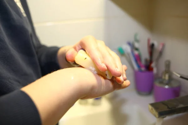 Laver Les Mains Avec Savon Sous Robinet Avec Eau Gros — Photo