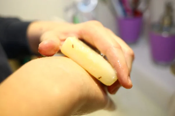 Umyć Ręce Mydłem Pod Kranem Wodą Bliska Koncepcja Higieny Aby — Zdjęcie stockowe