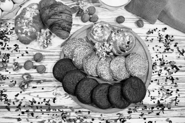 Bir çeşit fırın sahnesi, orijinal Nuremberg zencefilli kurabiyeleri, kekler, ahşap desenli beyaz arka planda içerikli kruvasanlar. Kahve dükkanı reklam konsepti