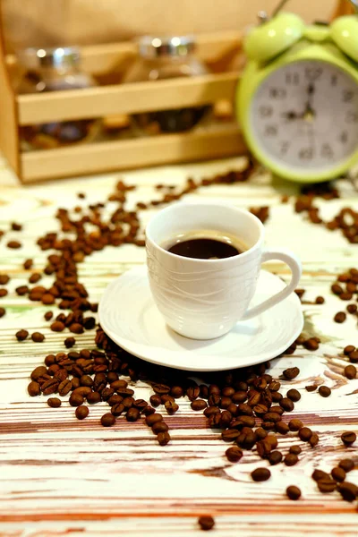 Una Tazza Caffè Piatto Con Sacco Chicchi Caffè Spruzzati Sveglia — Foto Stock