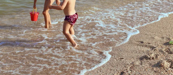 Gelukkige Kleine Kinderen Rennen Spelen Met Water Het Strand Jongen — Stockfoto