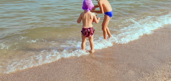 Gelukkige Kleine Kinderen Rennen Spelen Met Water Het Strand Jongen — Stockfoto