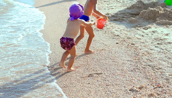 Gelukkige Kleine Kinderen Rennen Spelen Met Water Het Strand Jongen — Stockfoto