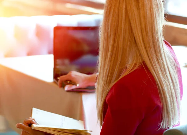 Una Joven Que Trabaja Con Portátil Freelancer Femenina Que Conecta — Foto de Stock