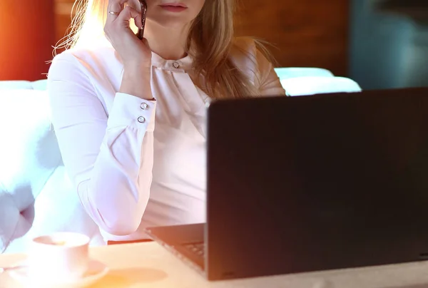 Una Joven Que Trabaja Con Portátil Freelancer Femenina Que Conecta — Foto de Stock