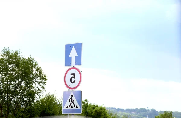 Trafikskyltar Pil Körriktningsvisare Övergångsställe Efter Vänster Sida Gatan Staden Sommar — Stockfoto