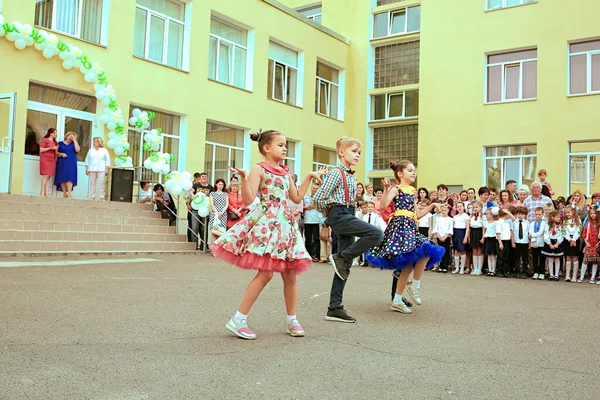 Україна Київ Травень 2019 Випускники Початкової Школи Прекрасні Діти Танцюють — стокове фото
